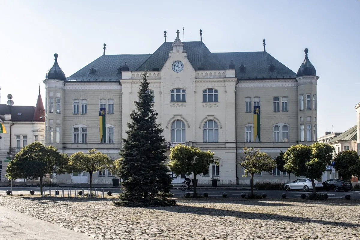 Historická budova radnice v Leviciach – taxi Levice Schwechat | Taxia