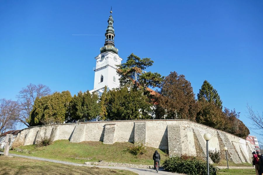 Nové Mesto nad Váhom – taxi na letisko Schwechat | Taxia