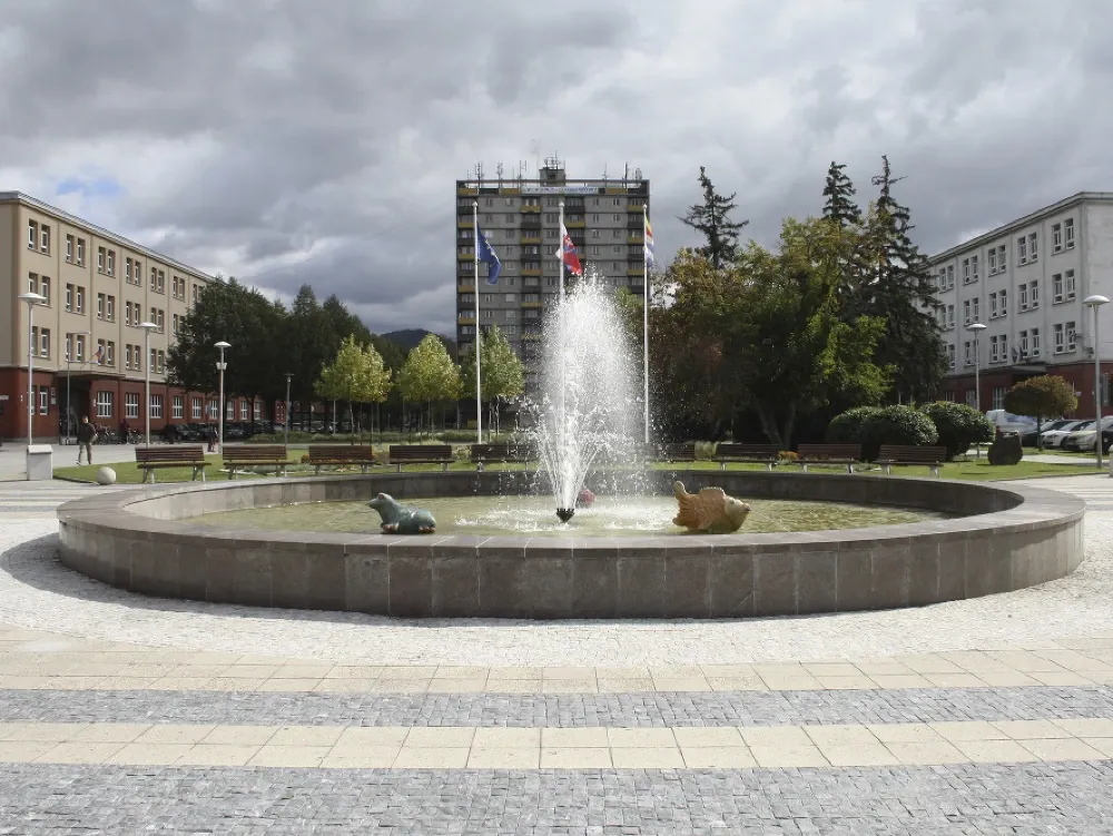 Platz mit Brunnen in Partizánske – Taxi Partizánske Schwechat | Taxia
