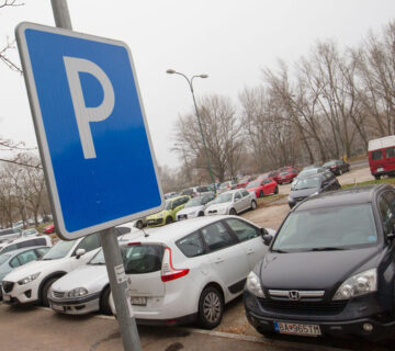 Lacné parkovanie Schwechat – parkovisko so značkou P a zaparkovanými autami